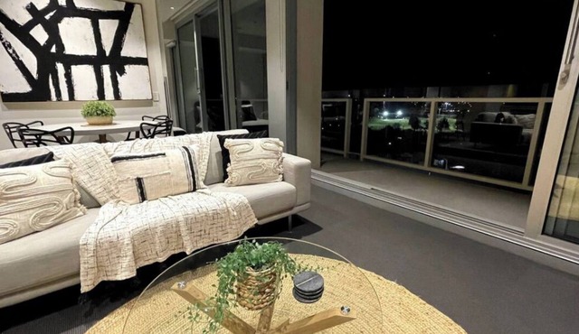 2BR Walkerville Apartment - Steps from Cafes, Shops, and Scenic Parks! in Walkerville