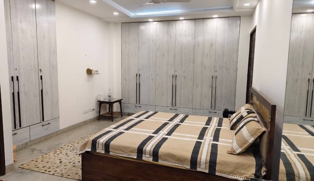 3 Bedroom Apartment,4 Bathrooms,Living & Dinning,can Sleep 7,at New Delhi,India