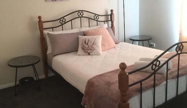 3ree- Spacious & Charming Apartment in Devonport