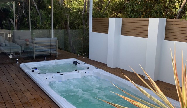 A nature haven within walking distance to beach/town with pool - swim spa- deck. in Dunsborough