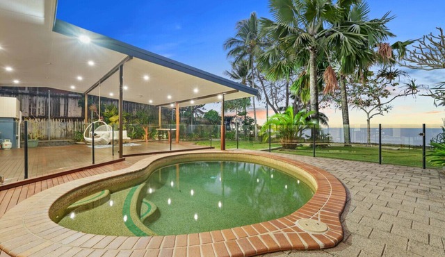 Absolute Beachfront Family Retreat in Holloways Beach