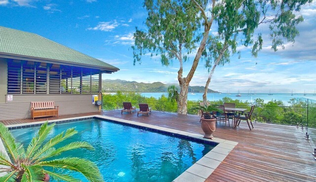 Absolute Beachfront & Pool House in Horseshoe Bay
