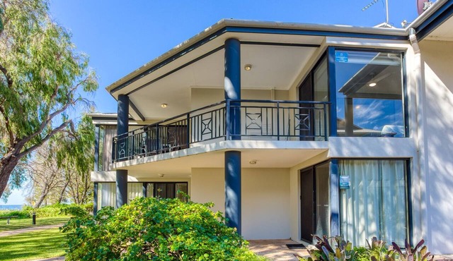 Absolute Beachfront Villa – Best Views in Cape View Resort in Broadwater