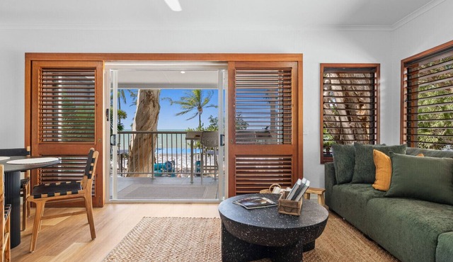 Absolute Beachfront | Palm Cove Apt Sleeps 4 in Palm Cove