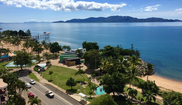 Absolute seafront Strand studio Balcony Pool Free Parking WiFi self checkin in North Ward