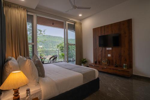 Alaya Stays Udgam Vilas Serene 5-BHK Apartment With Jacuzzi & Lift