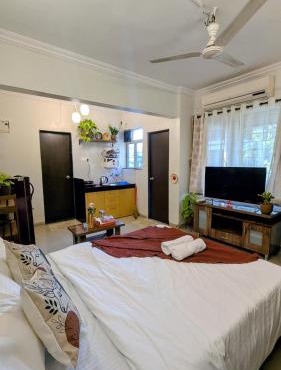 Asthetic Private Studio with Balcony Smart TV WIFI Kichenette Wsahing Machine Iron