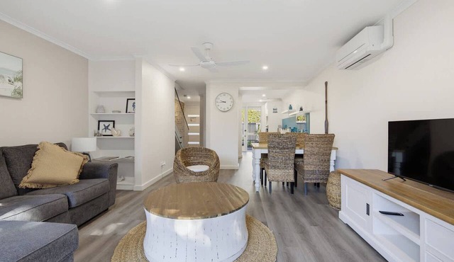 Batehaven Retreat | Beach, Shops & Mogo Trails in Batehaven