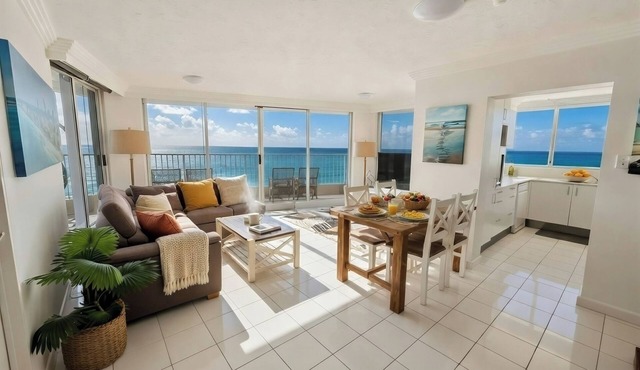 Beachfront 2BR Stunning Views Balcony Heated Pool in Main Beach