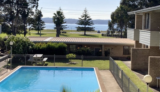 Beachfront Batemans Bay-Batehaven NSW 2 bedroom apartment,pool, free parking in Batehaven