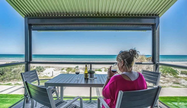 Beachfront ocean-view apartment with balcony in Semaphore Park