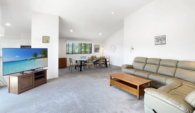 Beachside 3-Bed Apartment with Garage Parking in Batehaven