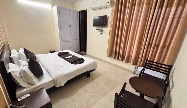 Beautiful 1-bedroom hotel with AC in peaceful Rishikesh