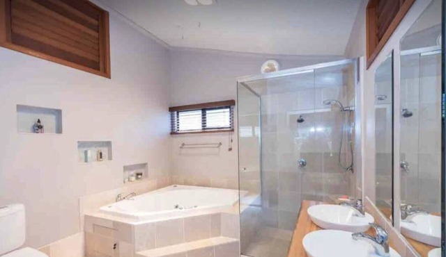Beautiful studio apartment/ huge spa bath/king bed outdoor dinning in Harrington