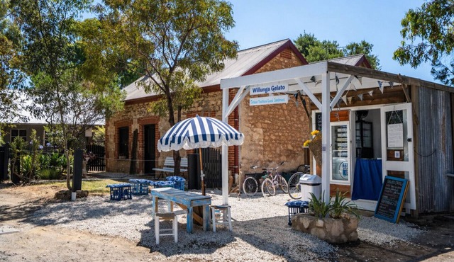 Blacksmith Cottage—Stay in Blacksmith`s Lively Hub in Aldinga