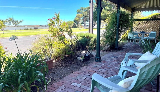 Breezy Goolwa Riverview Retreat near cafes with walking & bike track on doorstep in Goolwa