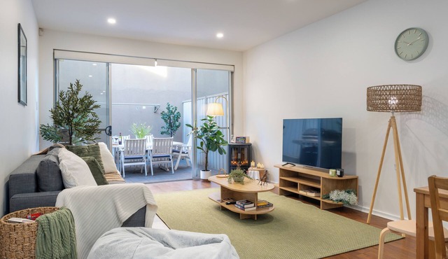 CBD Villa King Suite Garage BBQ Pets Walk Everywhere in Adelaide