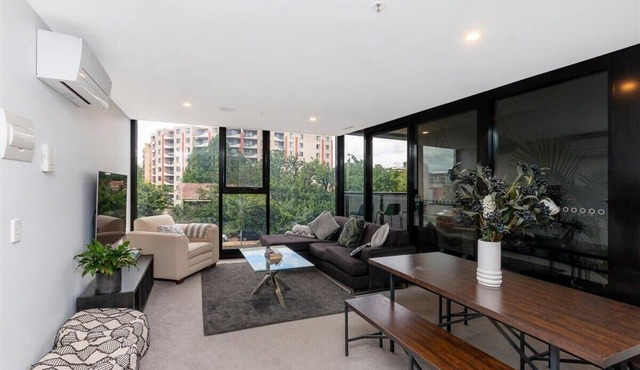 Central 1-Bed with Pool, Sauna, Gym and Parking in Braddon
