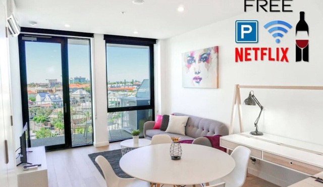 Central Modern 2 Bed*Carpark*Pool*WiFi*Netflix*Gym in Spring Hill