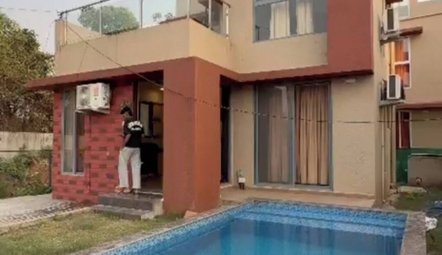 Charming 2-bedroom villa with AC and jacuzzi in beautiful Khopoli