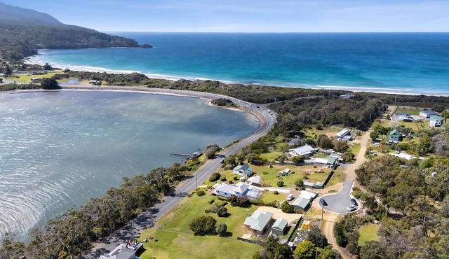 Coastal getaway in an unbeatable location steps from the region's top surf beach in Eaglehawk Neck