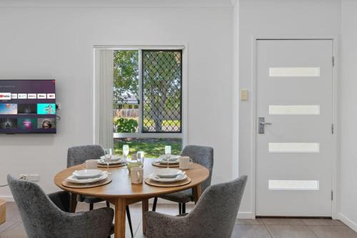 Comfortable 2 Bedroom Quiet Retreat for Relaxation in Windaroo