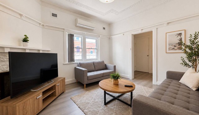 Comfortable 3BR 2BA House 5 Minutes to Parramatta CBD Heating & Aircon, BBQ in Parramatta