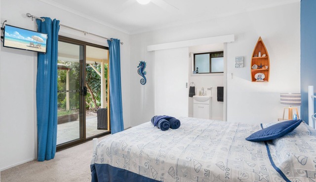 Country accommodation handy to town. Stunning rural views overlooking pool. in North Deep Creek
