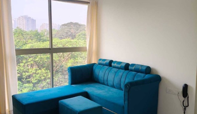 Cozy & Modern Retreat – Perfect for Couples & Work Stays