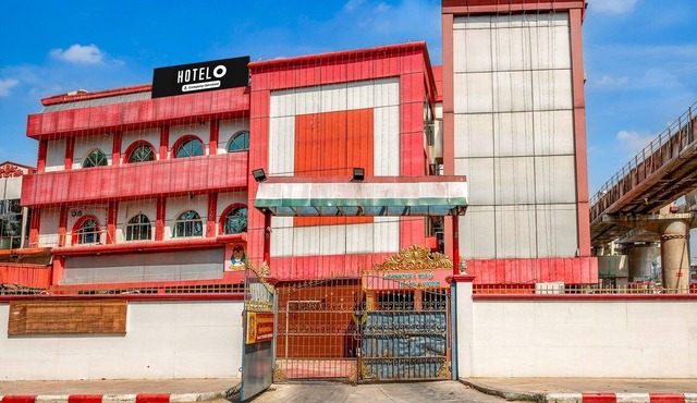 DeluxeHotel O Hosur Road Near PES University