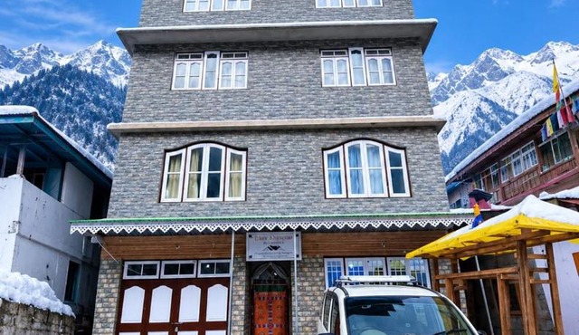 Dikey khangsar residency in Lachen