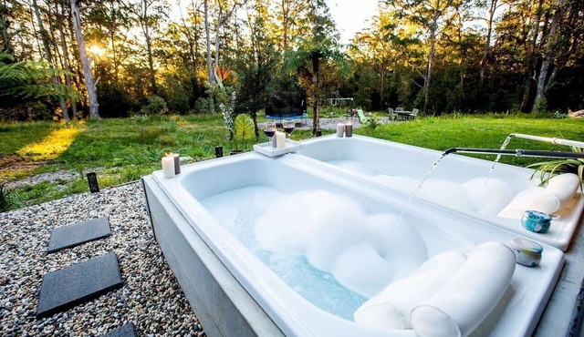 Dorrigo accommodation, twin outdoor baths under the stars,120 ac. river & walks in Deer Vale