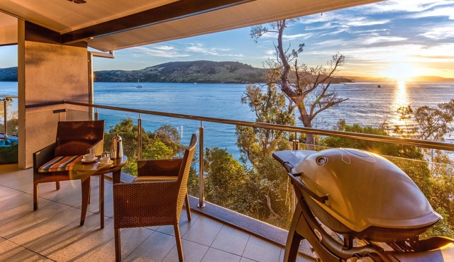 Edge 2 Hamilton Island - absolute oceanfront, golf buggy and transfers in Hamilton Island