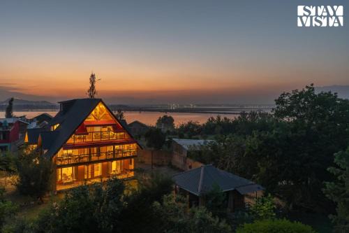 Emaarat Chalet by SOVA, StayVista - Gazebo & BBQ in Srinagar