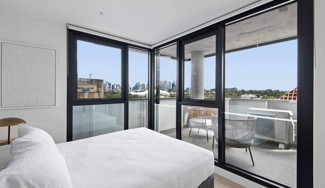 Executive 2-Bed Apartment with Views, Gym and Spa in Cremorne