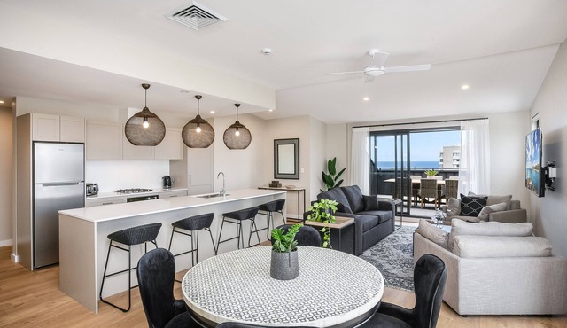 Executive 2 bedroom 2 bath apartment - expansive water/district views Manly in Manly