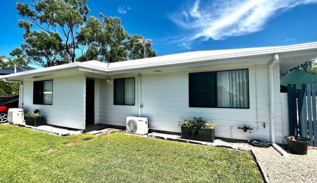 Executive Entire House - 3 bedrooms 1 bathroom in Burdell