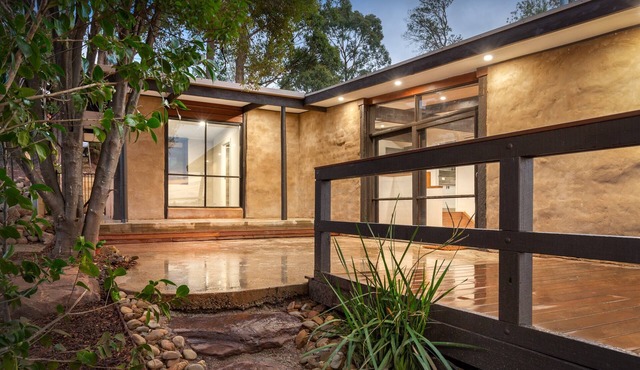 Gembrook Views nUnique and recently renovated 2br mudbrick house in Gembrook
