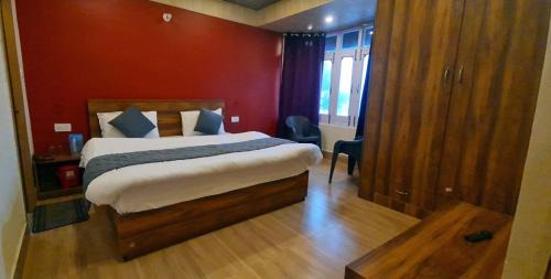 Goroomgo GP Lake View Mall Road Nainital - Prime Location & Luxury Room - Excellent Customer Service Awarded