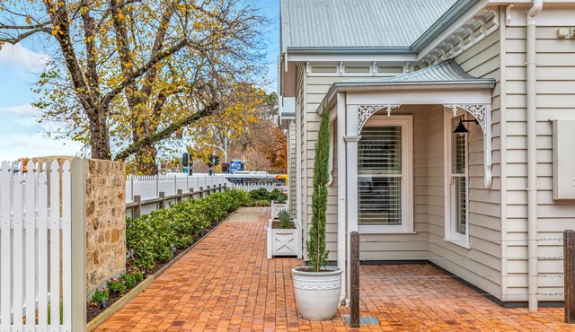 Grandview Accommodation - The Elm Tree Apartments in Mount Barker