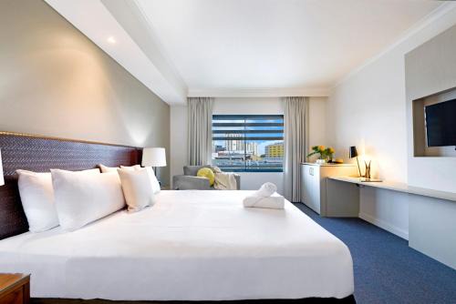 Harbourfront Haven with Shared Tropical Pool in Darwin