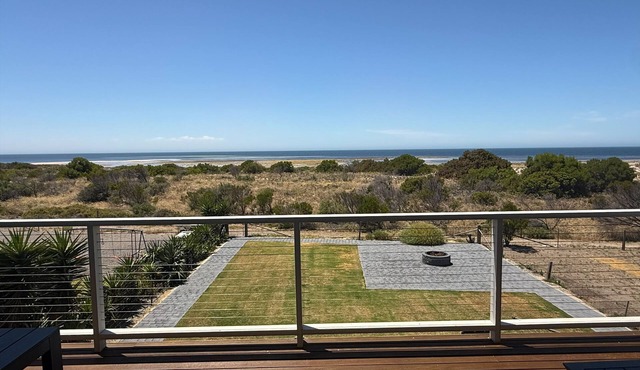 Hilltopia - Beachfront! Pool table! Free Wifi! in Black Point