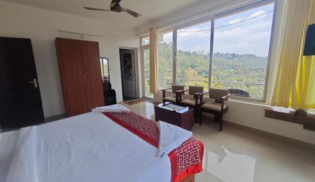 Holidayz by Stayz Royale Munnar - Misty & Sunrise Experience