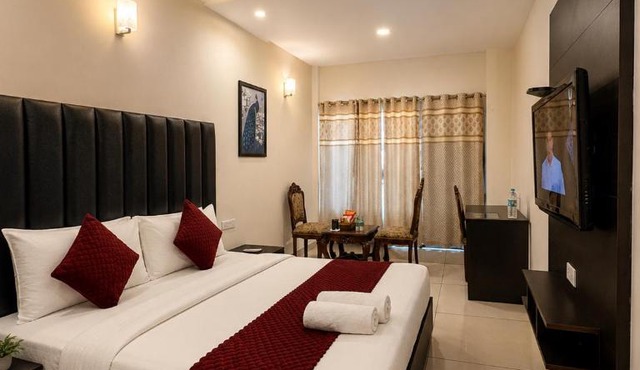 Hotel Balzan Suites Patiala ! Steps from Bus Stand ! Near Punjabi University ! Free Parking