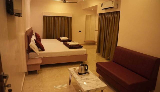 Hotel Dwarka Nilayam in Rahata