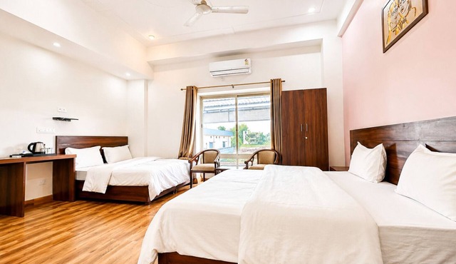Hotel Four Seasons R in Vikasnagar