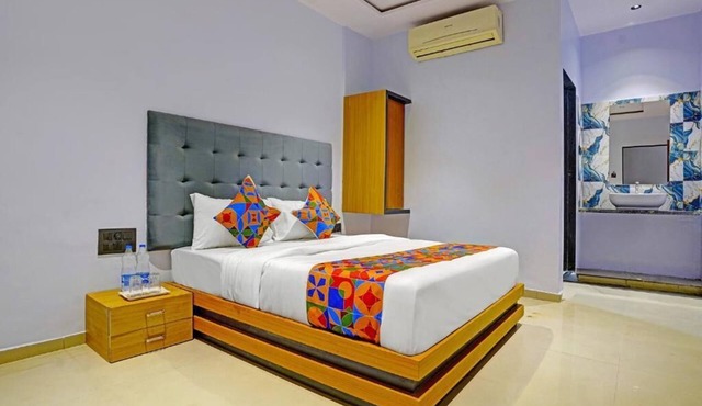 Hotel Nidhivan Palace