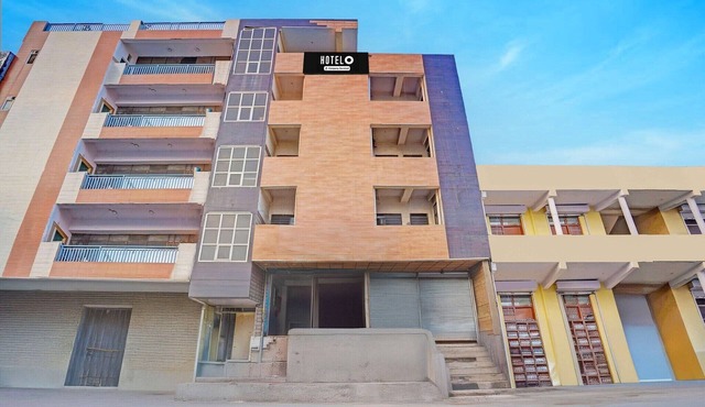 Hotel O Noida Sector 63 in Noida