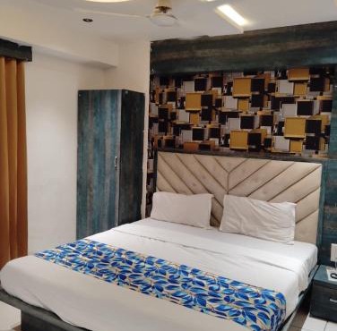 Hotel Pinnacle Sky in Ahmedabad
