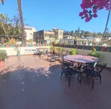 Hotel Priyanka - 750 metres from nakki lake Near Bus Stand